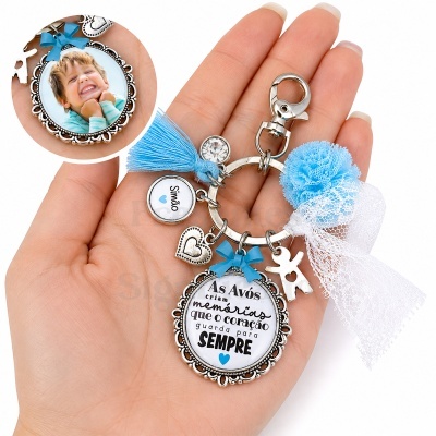 Porta-chaves metal com medalhão e foto de criança sorridente