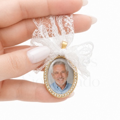 Colar pendente oval dourado com fotografia e renda branca