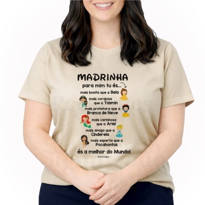 T-shirt bege com texto e ilustrações de princesas da Disney para Madrinha