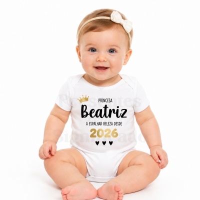 Bebé com body branco com texto personalizável e fita de cabelo branca sentado