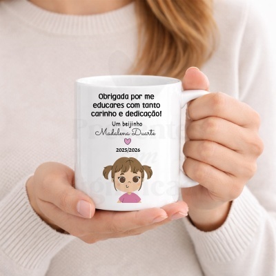 Caneca branca com texto em português e ilustração de menina