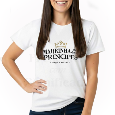 T-shirt branca com texto e coroa dourada estampada