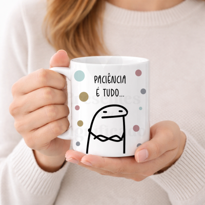 Caneca branca com desenho e texto em português