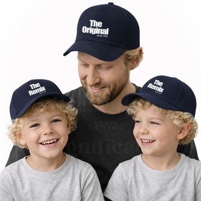 Homem e duas crianças com bonés azuis com texto branco em fundo branco