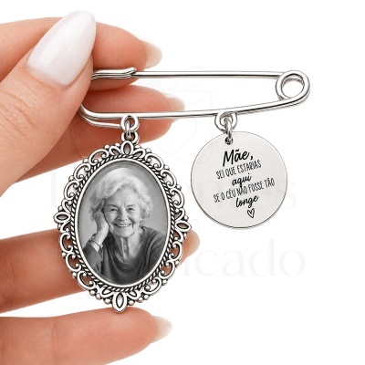 Alfinete com foto de senhora idosa e pendente redondo com texto em português