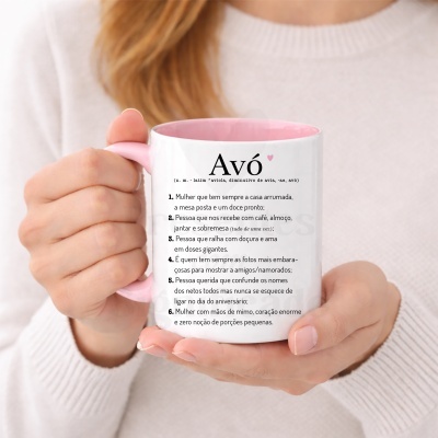 Caneca branca com interior e pega rosa com texto em português segurada ao peito.