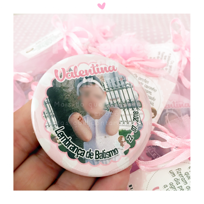 Botão redondo personalizado com foto de criança e texto de lembrança de batismo