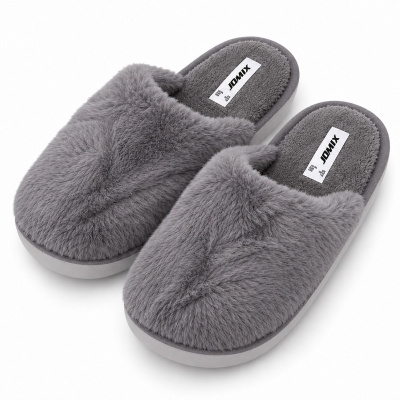 Chinelos cinzentos de pelúcia com etiqueta JOMIX