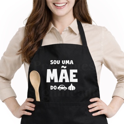 Avental preto com texto branco e ícones, usado por mulher com camisa bege