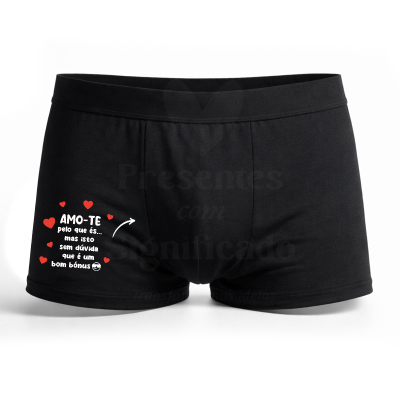 Cuecas boxer pretas com texto e corações vermelhos