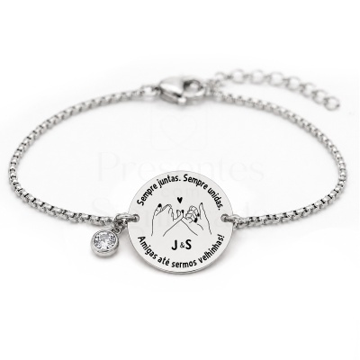 Pulseira prateada com pendente redondo gravado e pingente de cristal