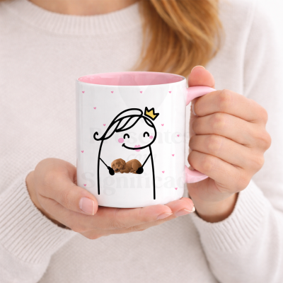 Caneca branca com interior e pega rosa e ilustração de boneca sorridente a segurar cão castanho
