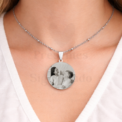 Colar prateado com pendente redondo e foto gravada
