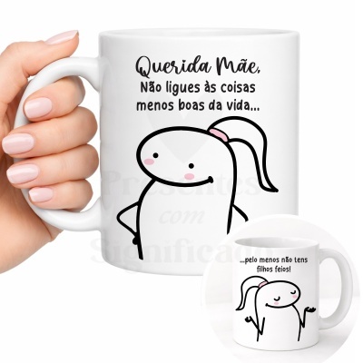 Caneca branca com personagem simples e texto humorístico para mãe em português.