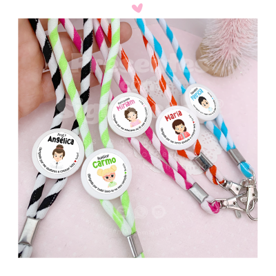 Porta-bilhetes com cordões coloridos e chapas personalizadas com nomes e caricaturas.