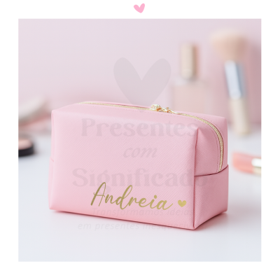 Necessaire cor-de-rosa com fecho dourado e nome personalizado 'Andreia'