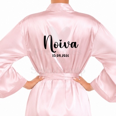 Robe rosa claro acetinado com texto Noiva e data impresso nas costas