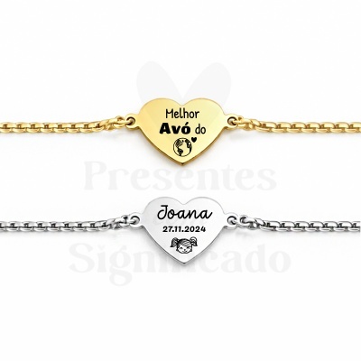 Pulseiras com pendentes em forma de coração dourada e prateada com gravações personalizadas.