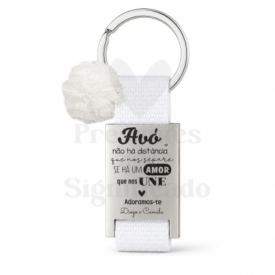 Chaveiro branco com placa metálica prateada com gravação em português para avó e pompom branco