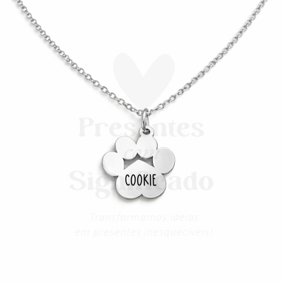 Colar prateado com pendente em forma de pata com a palavra COOKIE