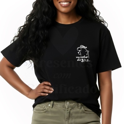 T-shirt preta com desenho e texto branco no peito esquerdo