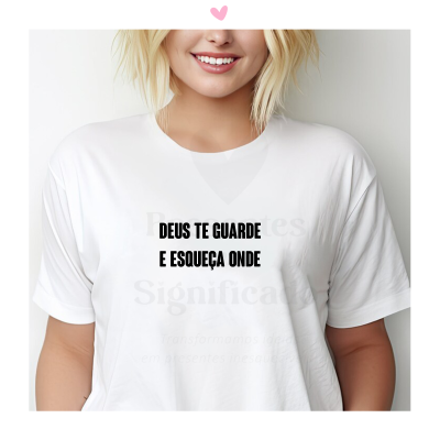 Mulher sorridente a usar camisola branca com texto em preto.