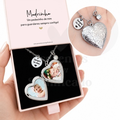 Colar prateado com pendente coração gravado e medalha com texto numa caixa rosa