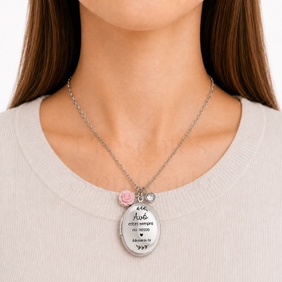Colar prateado com medalhão e pendentes flor rosa e pedra brilhante no pescoço