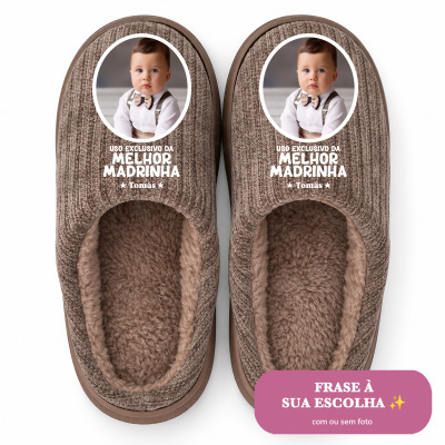 Pantufas castanhas com foto de bebé e texto personalizado para madrinha