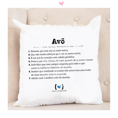 Almofada branca com texto 'Avô' e definição em português num sofá bege claro