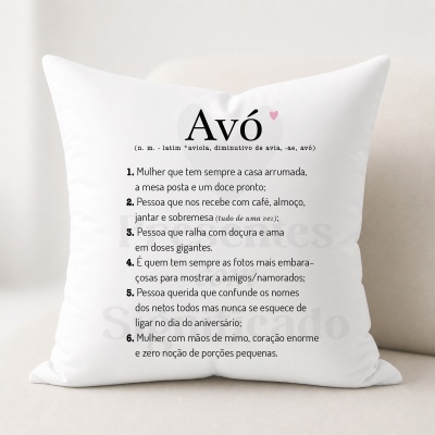 Almofada branca com texto impresso definido da palavra Avó em português.