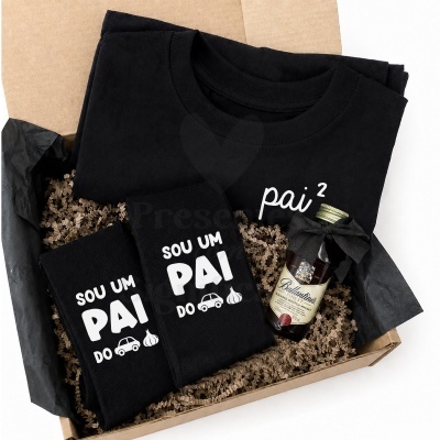 Conjunto em caixa com t-shirt preta, meias pretas com texto branco e mini garrafa de whisky com laço preto