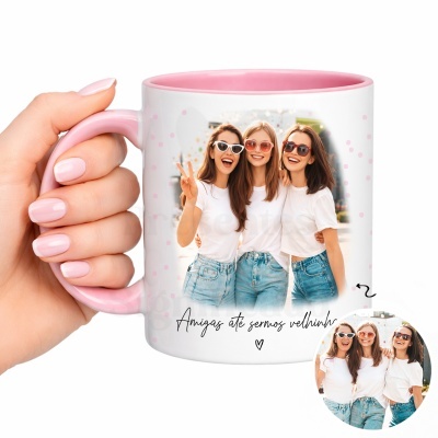 Caneca branca com interior rosa, imagem de três amigas e texto em português.