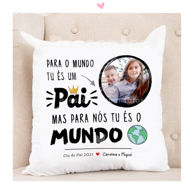 Almofada branca com texto personalizado e foto de crianças