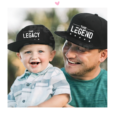 Bonés pretos com texto em branco 'THE LEGACY' e 'THE LEGEND' usados por criança e adulto