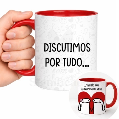 Caneca branca com interior e pega vermelha com texto em português e desenhos de corações e dois personagens diante de um coração.