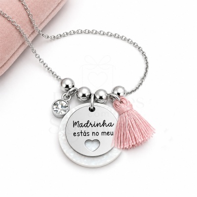 Colar prateado com pendente redondo com texto e pompom rosa