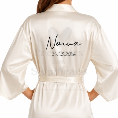 Robe de cetim branco com texto Noiva 15.08.2026 nas costas