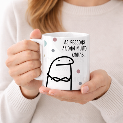 Caneca branca com desenho e texto em português segurada por mãos