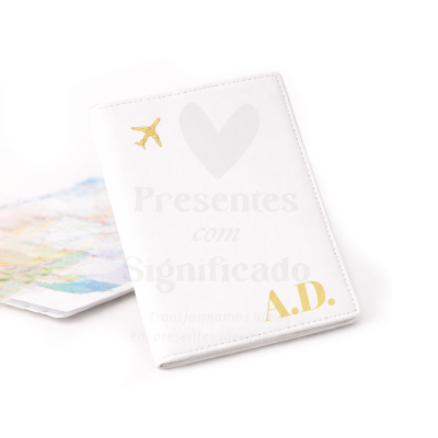 Capa de passaporte branca com avião dourado e iniciais A.D.