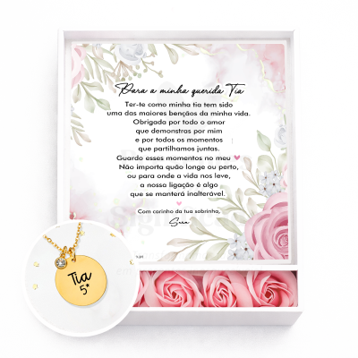 Caixa branca com flores de silicone rosa, mensagem e colar dourado com pendente Tia 5*