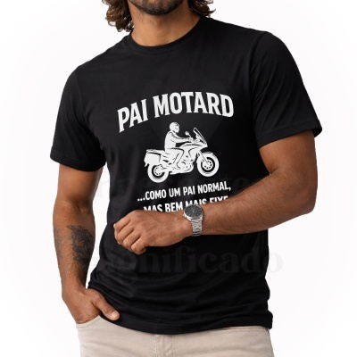T-shirt preta com estampa branca de motociclista e texto em português.