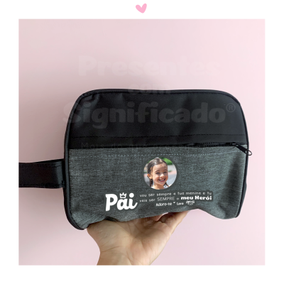 Necessaire cinzenta e preta com texto e foto de criança