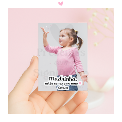 Cartão personalizado com foto de menina e mensagem para madrinha em português.
