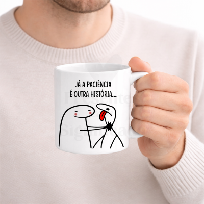 Caneca branca com desenho de figuras e texto em português