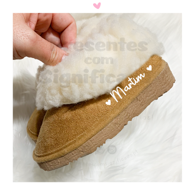 Pantufas castanhas com forro branco e nome 'Martim'