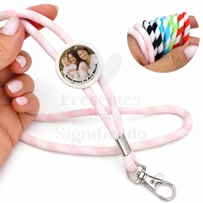 Cordão rosa claro com fecho metálico e peça redonda personalizada com foto e texto em português