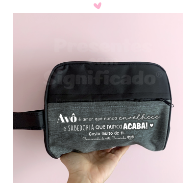 Necessaire cinza e preta com texto em português sobre avô, em fundo rosa