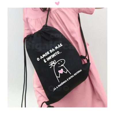 Mochila preta com cordões e desenho com texto em português sobre o amor da mãe.