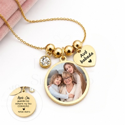 Colar dourado com pendente redondo com foto familiar, pendente em forma de coração com texto Avó babada e pendente com pedra brilhante
